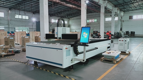 Vente à chaud de la machine de découpe laser à la fibre laser 3015