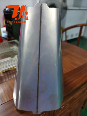 Machine de soudage laser automatique à fixation