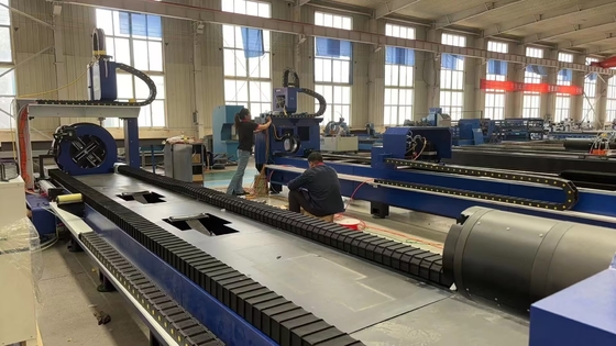 Machine automatique de découpe laser à fibre CNC de 1500W pour tubes de tuyaux carrés ronds de petite taille
