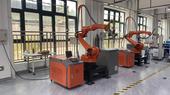 Machine de soudage automatique à laser à fibre sur mesure avec bras robot à 6 axes certifié CE