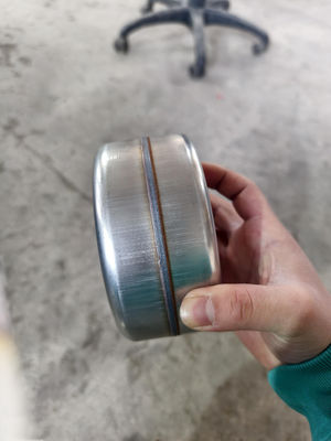 Machine de soudage laser automatique à fibre pour bouteille d'eau de chaudière de l'armée de 2000W