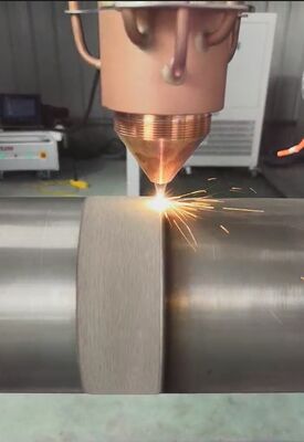 Machine de revêtement laser robotique de 6000 W pour les tiges hydrauliques, les tubes des champs pétrolifères et la reconstruction de composants cylindriques
