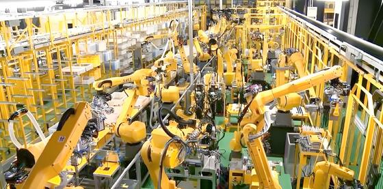 Coupeuse laser à fibres de bras robotique FANUC avec technologie collaborative CRX Cobot pour la découpe automatique 3D des métaux dans les petits ateliers